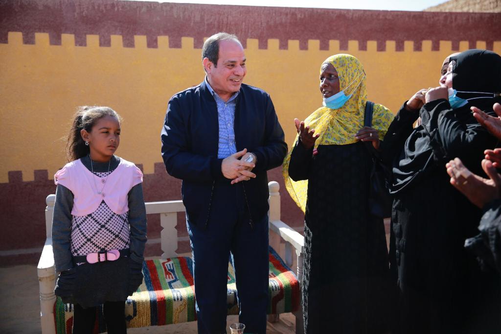 الرئيس السيسي يزور  منازل المواطنين من متضرري سيول أسوان